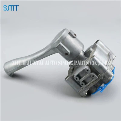 Поднимите нижний клапан